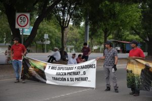 Desactivan agricultores bloqueo en la Calzada Aeropuerto en Culiacán; esperan reunión con funcionario federal este martes
