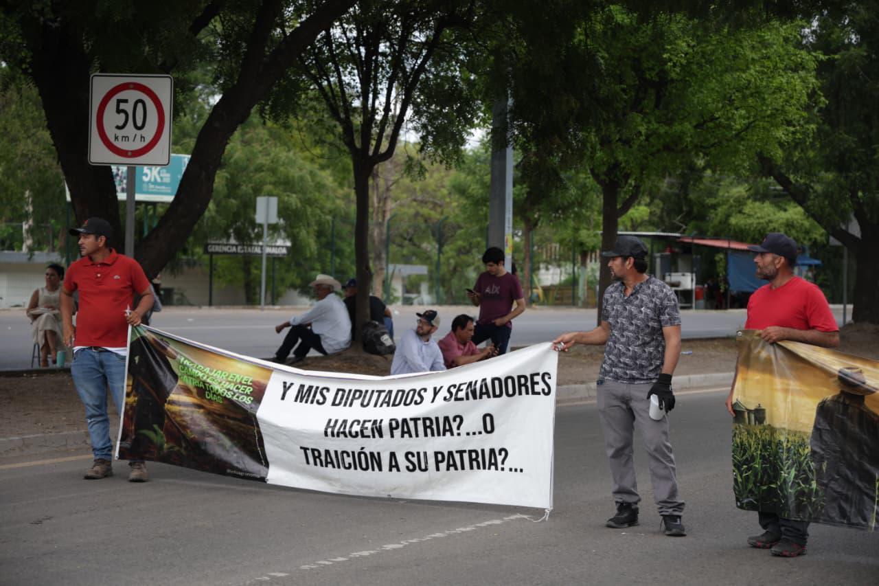 Los productores agrícolas desactivaron el bloqueo sobre la Calzada Aeropuerto, en Culiacán, a la espera de una reunión con funcionario federal.