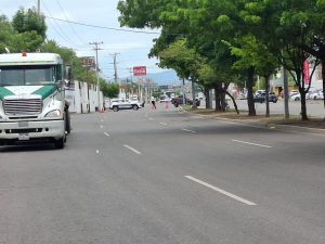 Agricultores bloquean carretera Culiacán–Navolato a la altura del aeropuerto tras protesta en la Sader