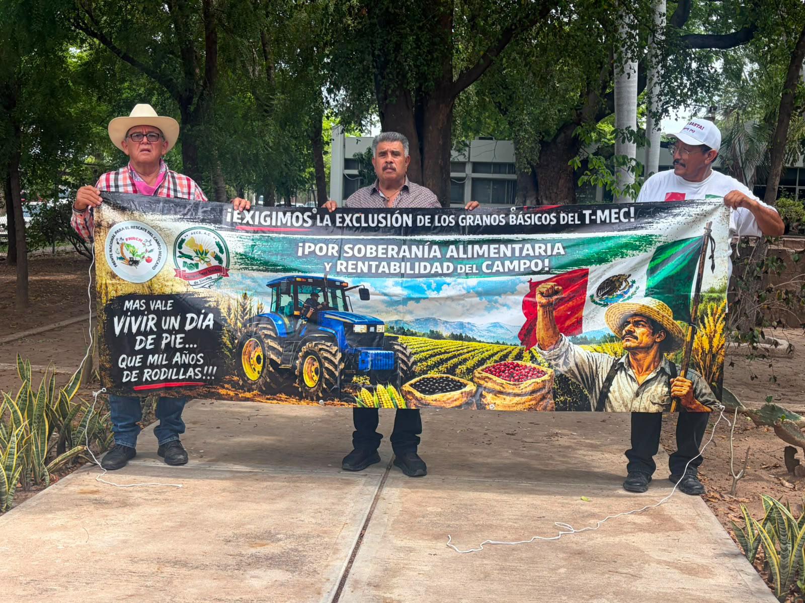 Manifestación de agricultores en la oficina de la Sader en Culiacán.