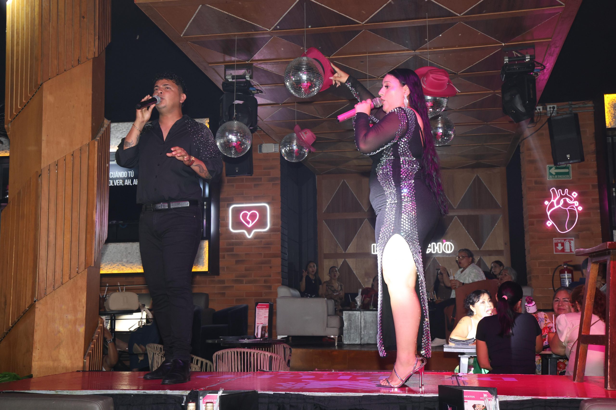 Ivy Favela y Fer Espinoza encabezaron la “Tardeada Migajera” en Despecho Mazatlán, donde el público cantó y bailó al ritmo de los grandes éxitos del desamor.
