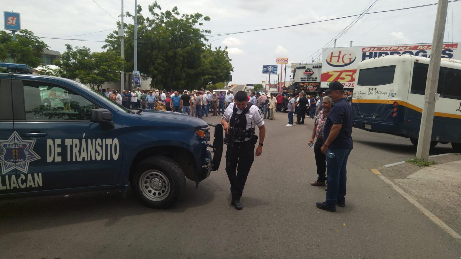 Agricultores de Sinaloa bloquean la carretera a Navolato frente a Sader para exigir pagos pendientes.